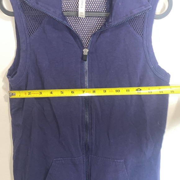 🌲Adorable Fabletics sleeveless zip-up! - Picture 9 of 9